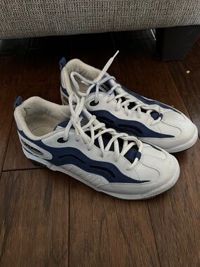 Ladies bowling shoes